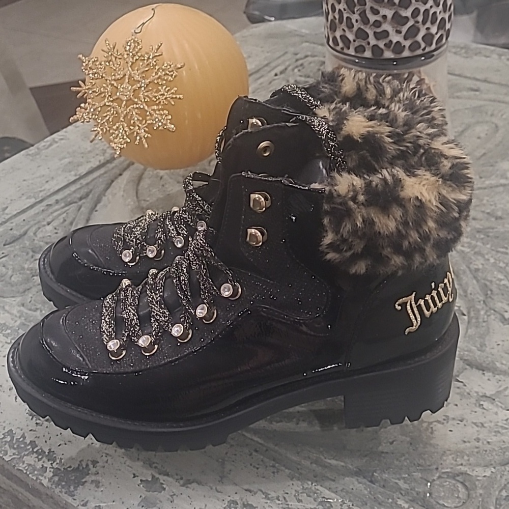 Juicy Couture Women's Indulgence Boots Faux Leather Lug Sole Embroidered 7.5M